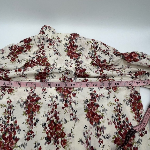Tuckernuck Women's top w/glass buttons Cerise Falling Flowers Bouquet Corrigan M - Picture 7 of 9